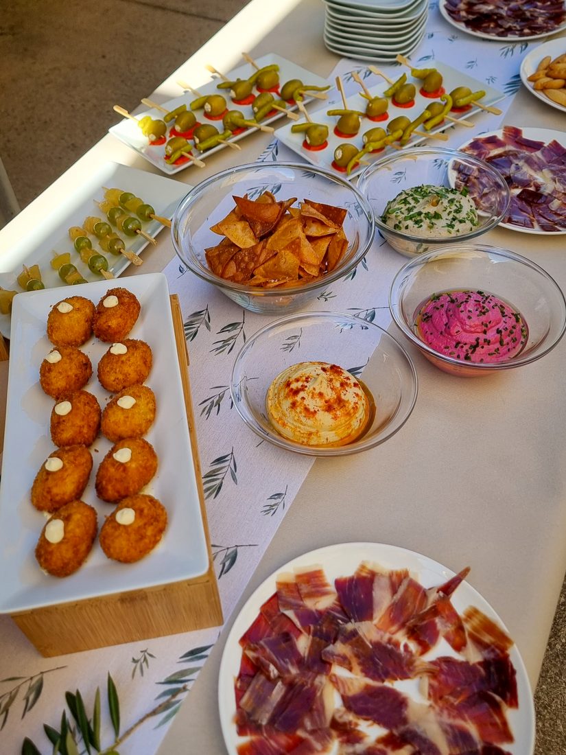 Taula d'aperitiu amb croquetes, gildes, hummus i pernil ibèric