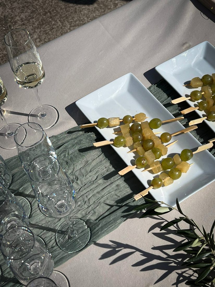 Broquetes de raïm i formatge amb copes de cava al sol