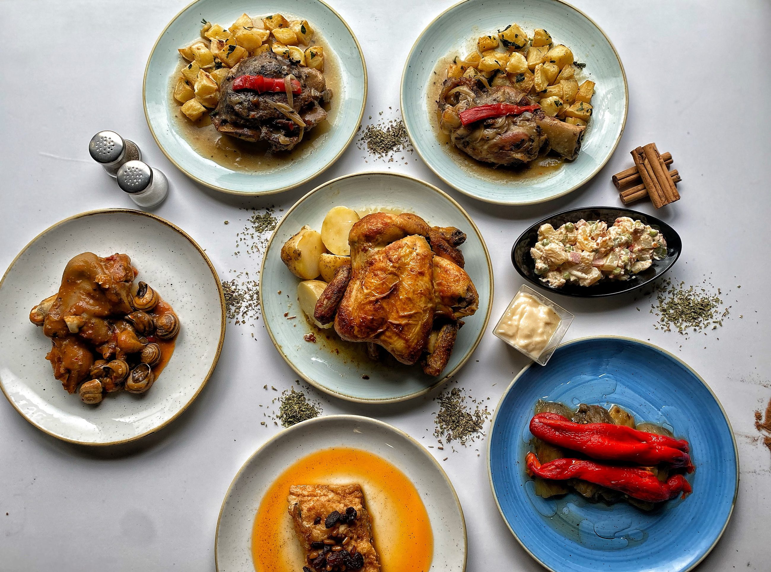 Selecció de plats de la rostisseria: pollastre a l'ast, estofats, pebrots escalivats i cargols