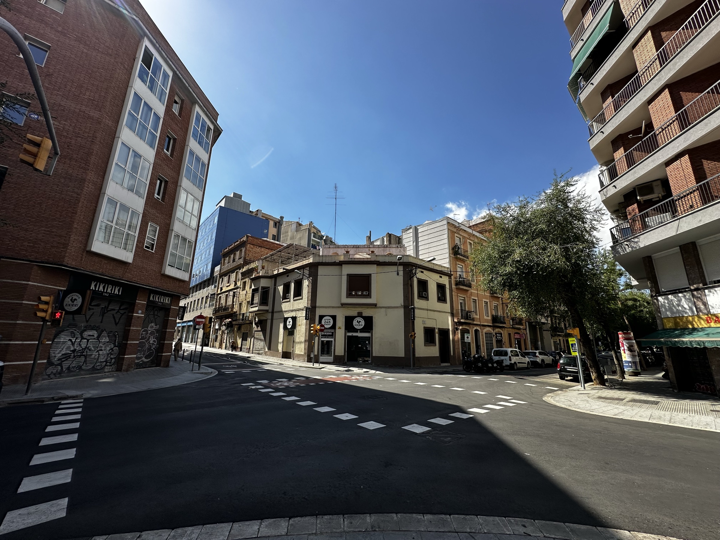 Façana de la Rostisseria Kikiriki a la cantonada del Carrer de Sant Roc, Barcelona