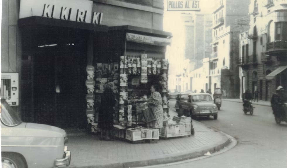 Cantonada del restaurant Kikiriki als anys seixanta, amb el rètol Pollos al Ast