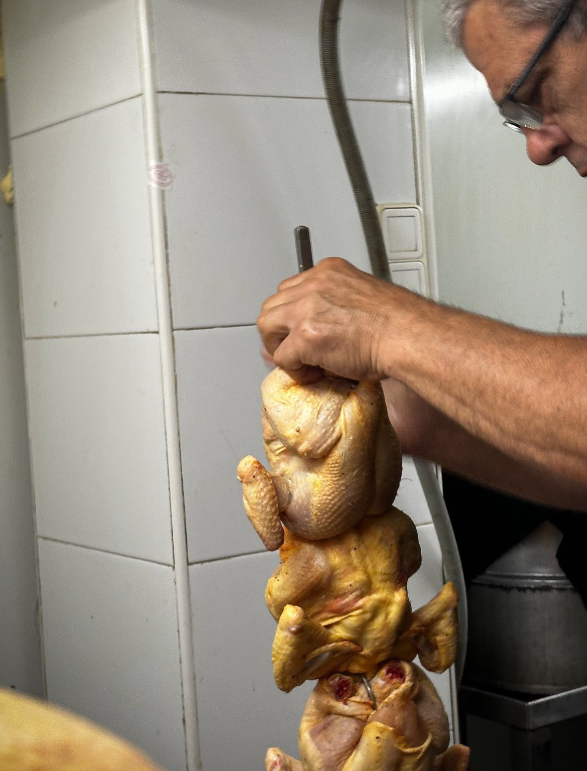 Enfilant els pollastres a l'ast, com cada matí